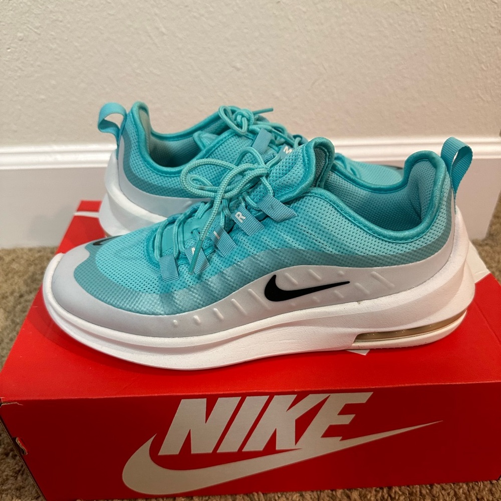 Women’s Nike sneakers